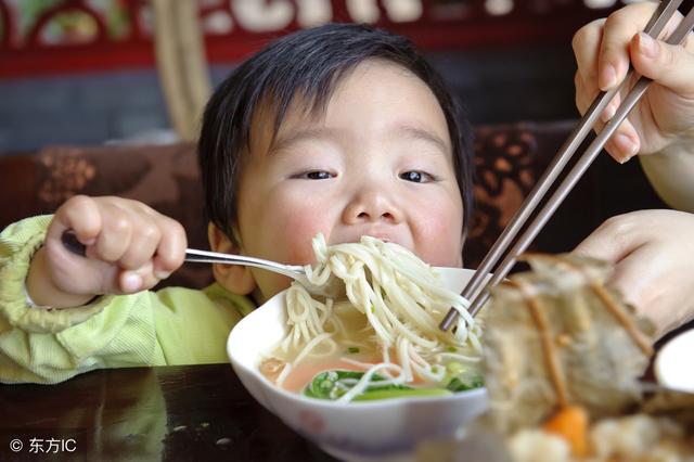 六个月宝宝能否吃面条，营养与辅食添加的探讨